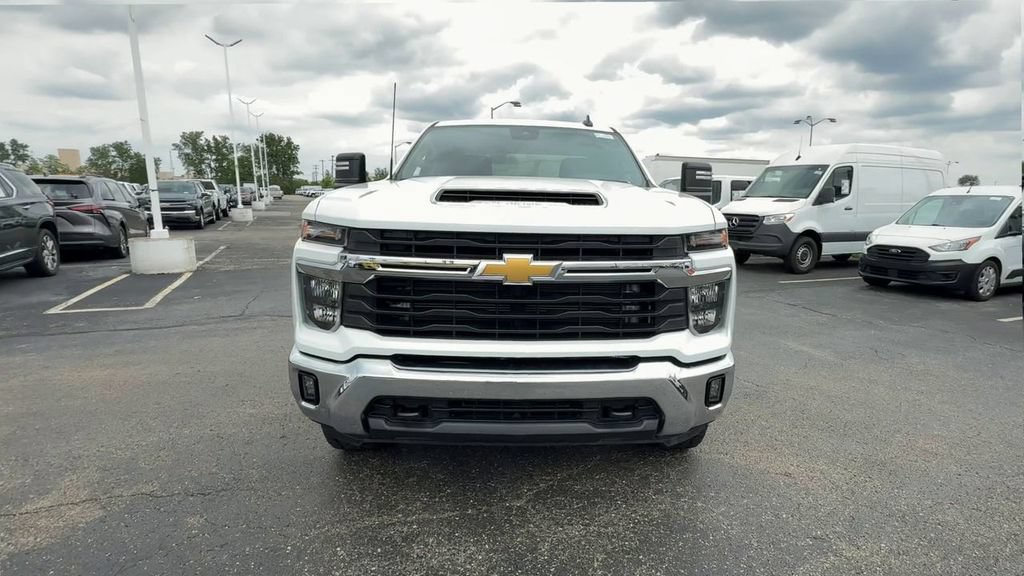 Used 2024 Chevrolet Silverado 2500 LT AWD/4WD image 3