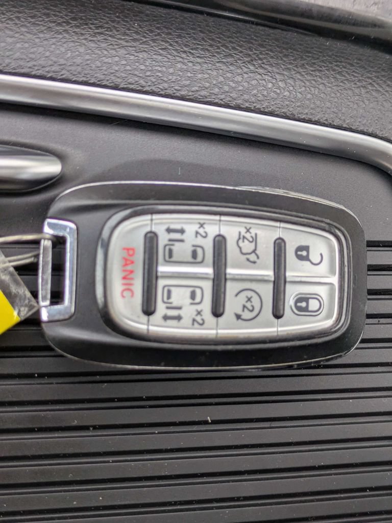 Used 2023 Chrysler Pacifica Limited FWD image 32