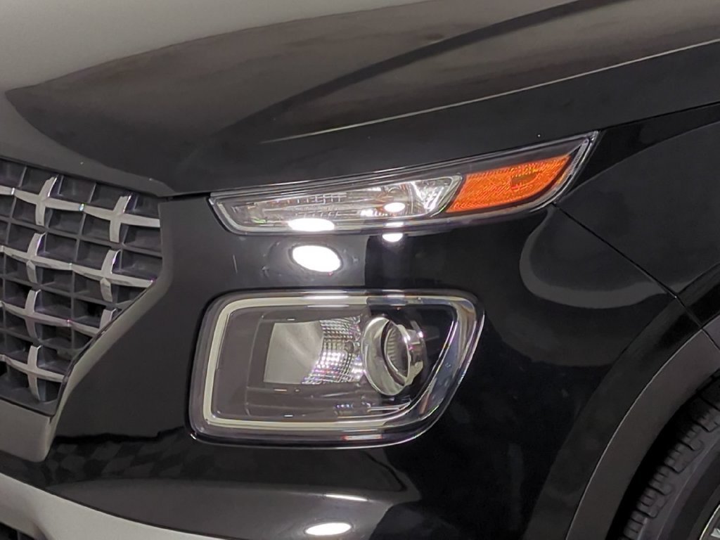 Used 2025 Hyundai Venue SEL FWD image 12