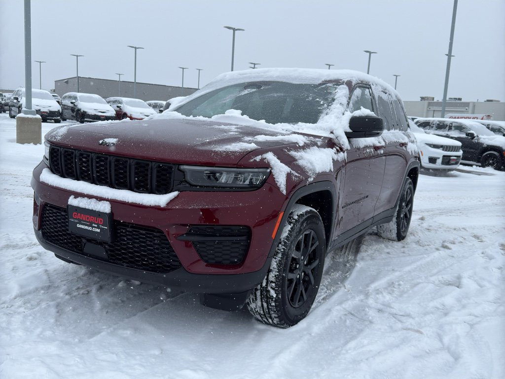 Used 2024 Jeep Grand Cherokee Altitude image 2