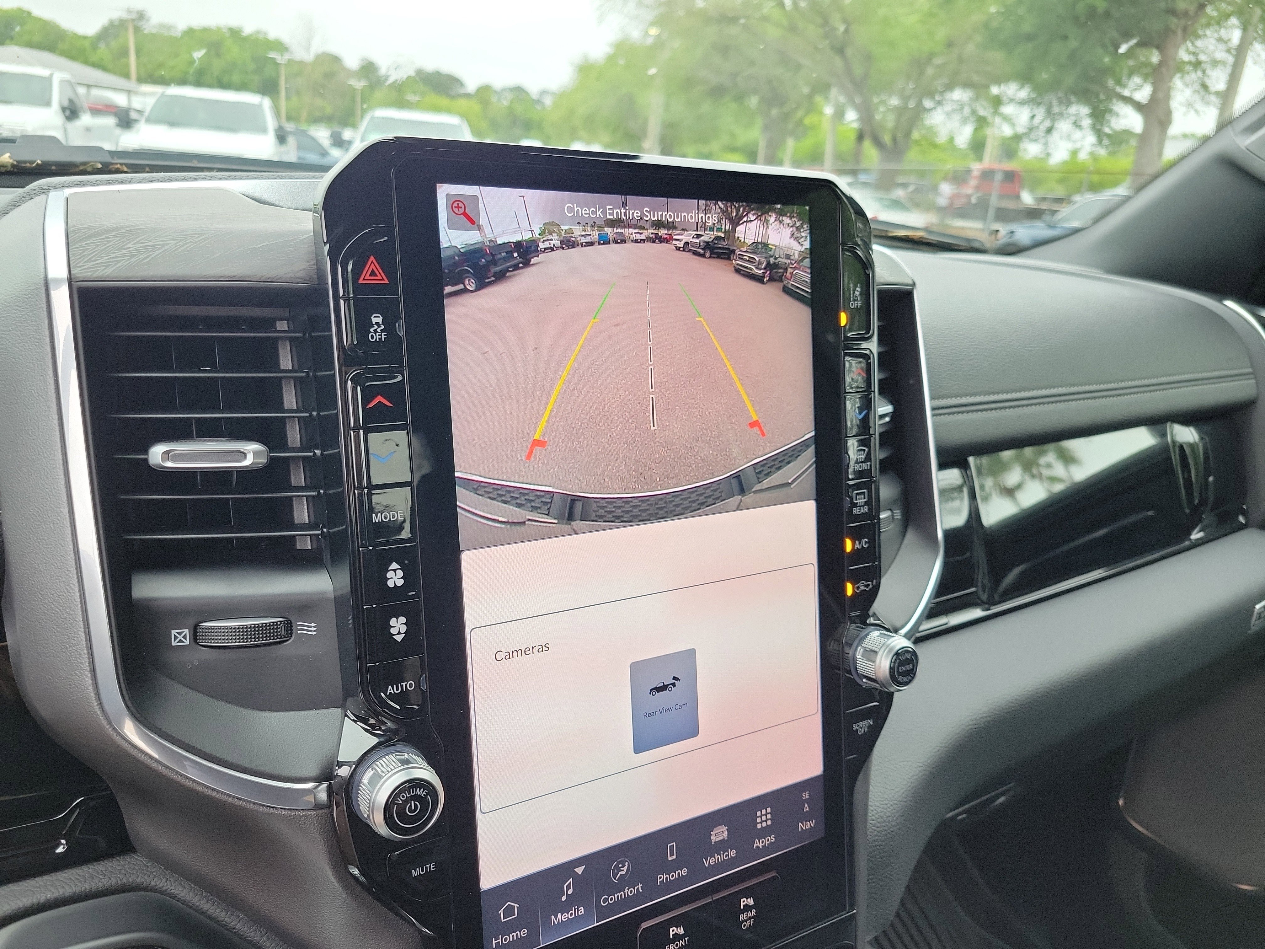 Used 2025 RAM 1500 Laramie image 19