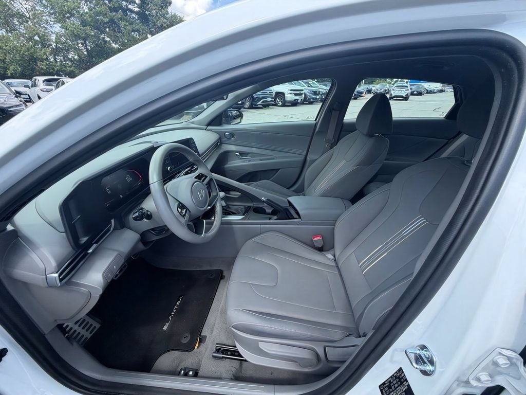 Used 2025 Hyundai Elantra Sport FWD image 9