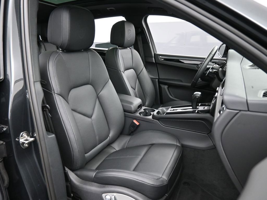 Certified 2025 Porsche Macan image 31