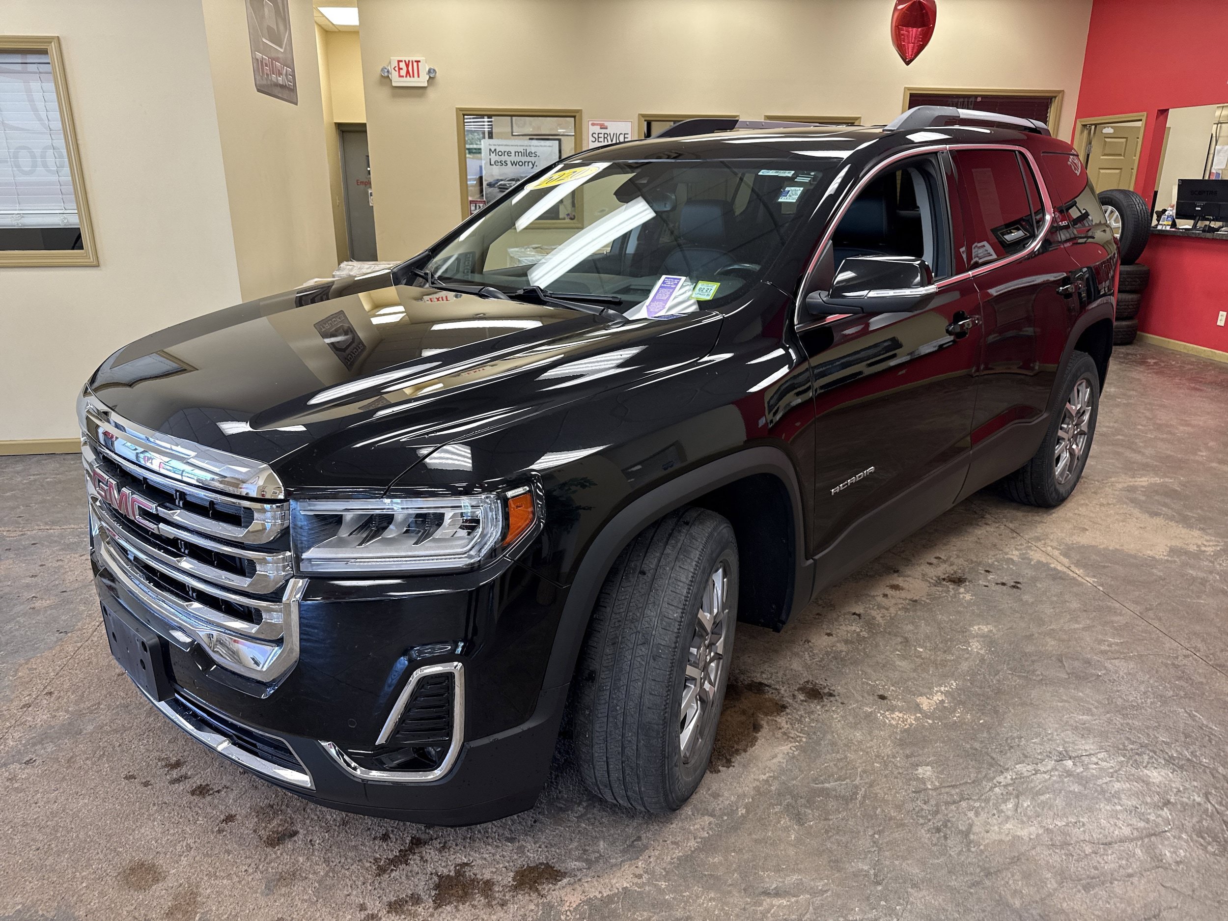 Used 2020 GMC Acadia SLT w/ Driver Alert Package II AWD/4WD image 3