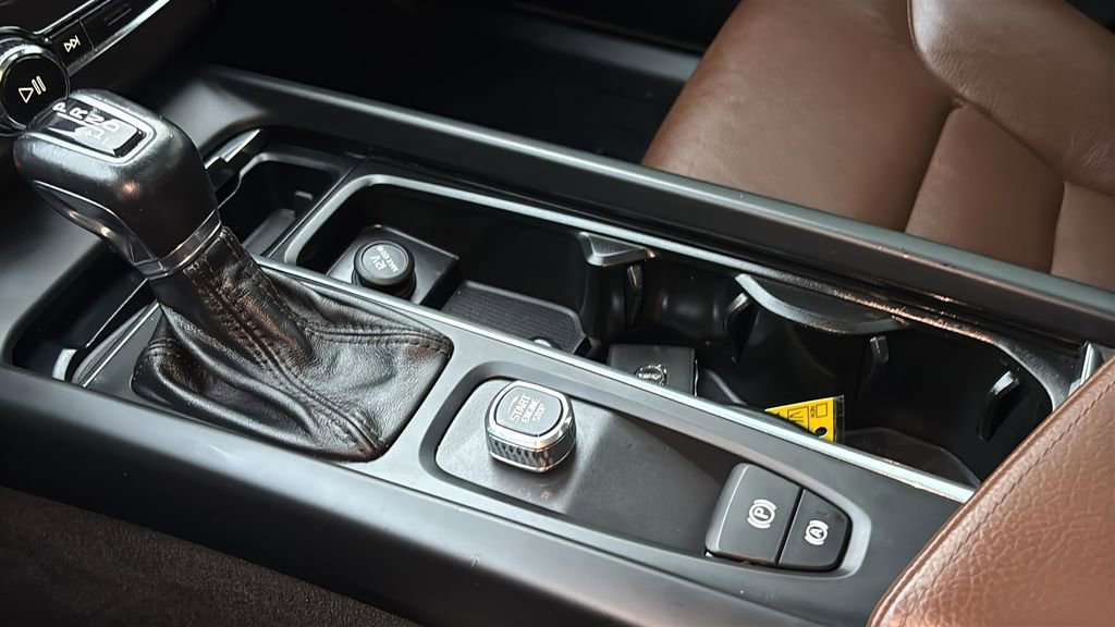 Used 2018 Volvo XC60 T5 Momentum w/ Vision Package image 21