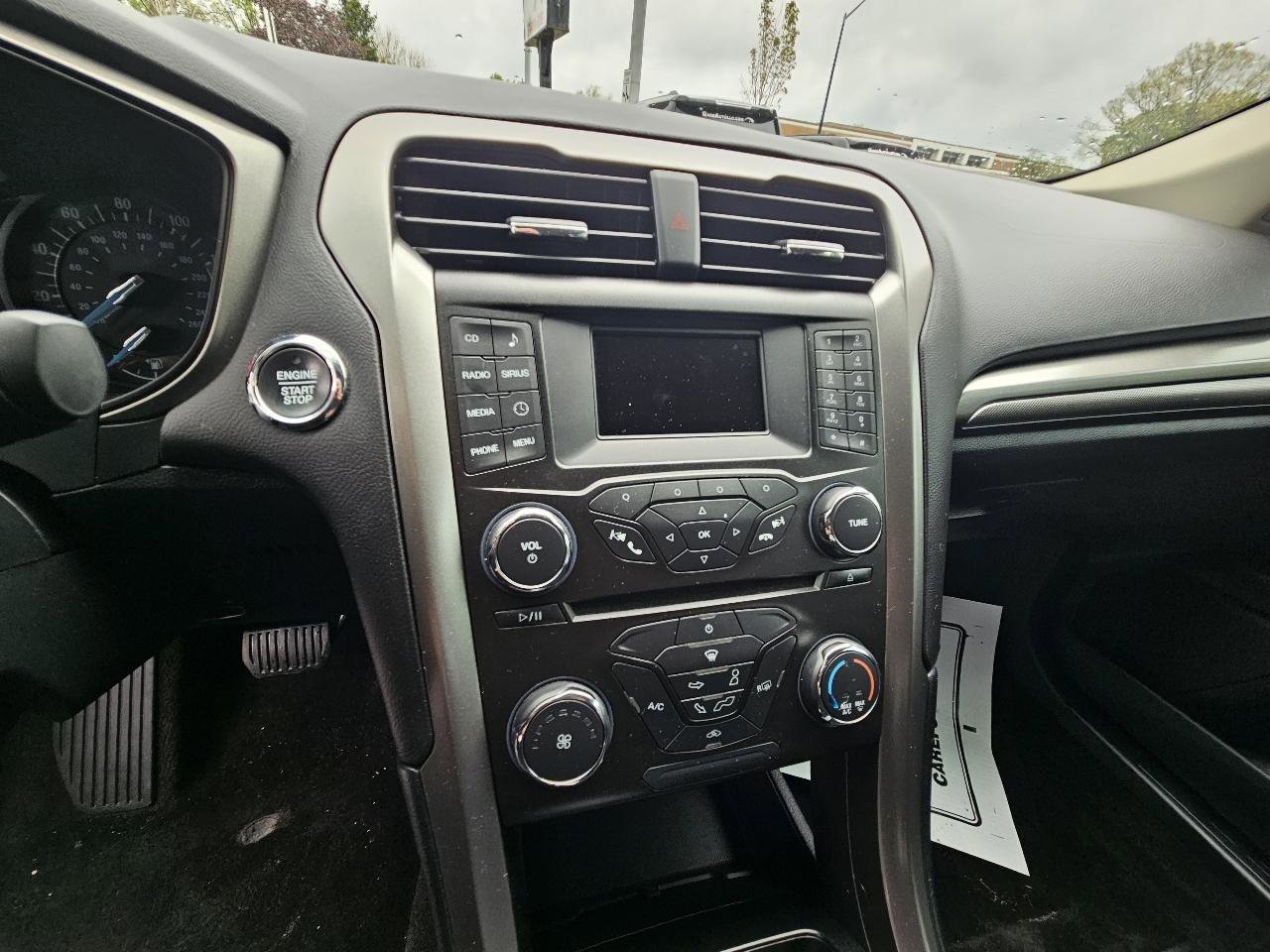 Used 2017 Ford Fusion SE FWD image 24