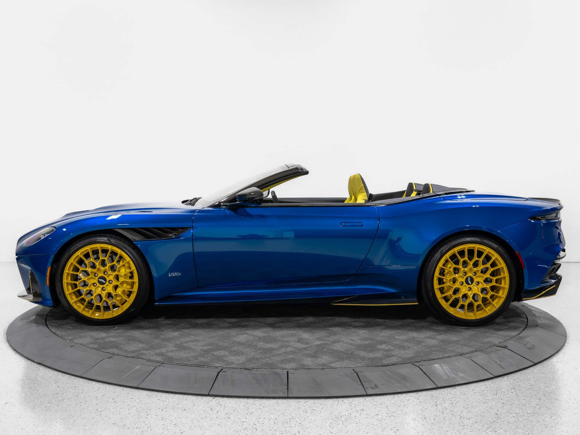 Used 2023 Aston Martin DBS Superleggera Volante RWD image 4