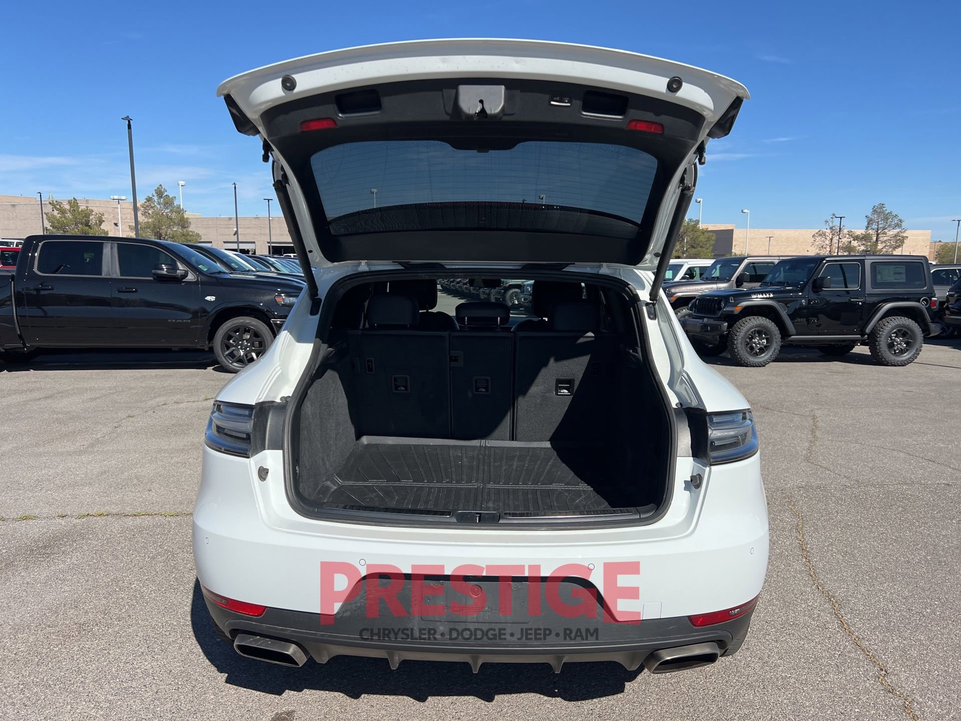 Used 2021 Porsche Macan w/ Premium Package Plus AWD/4WD image 16