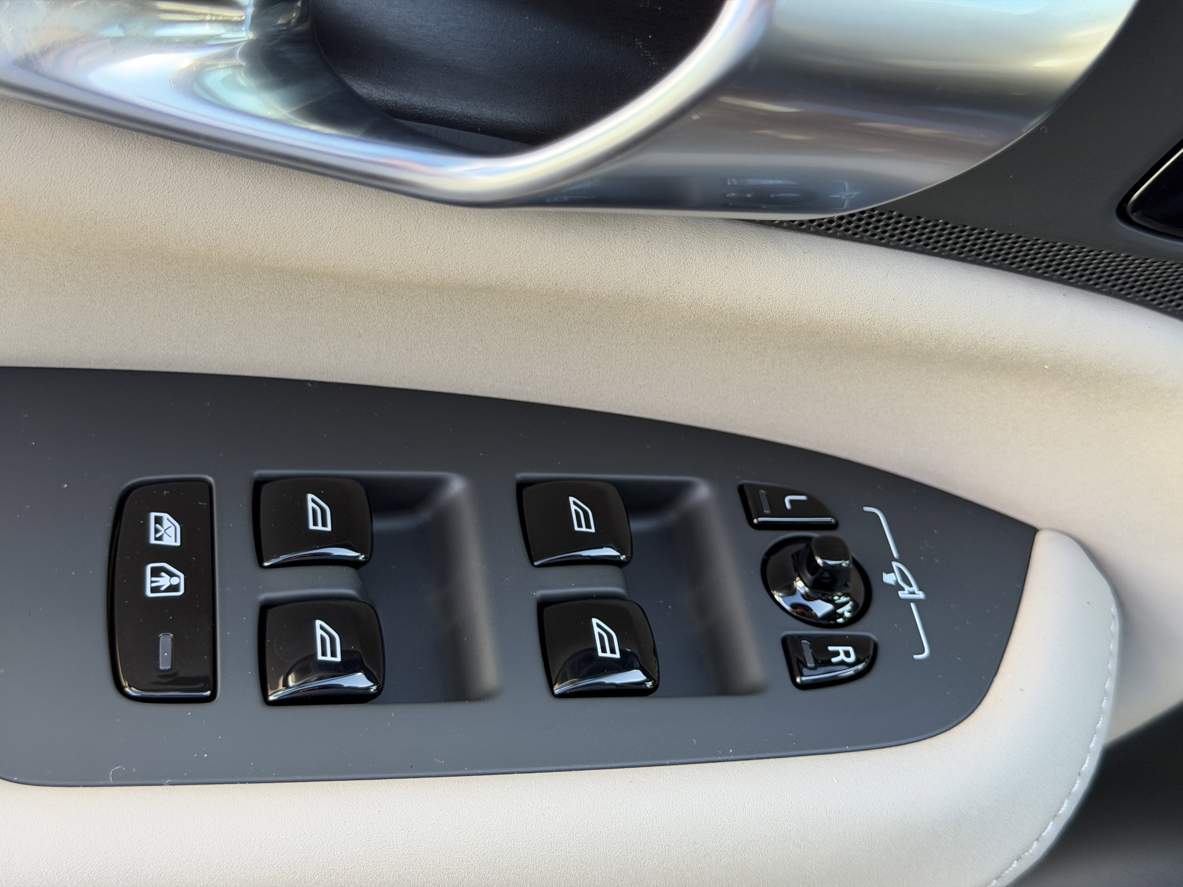 New 2026 Volvo XC90 B6 Plus image 16