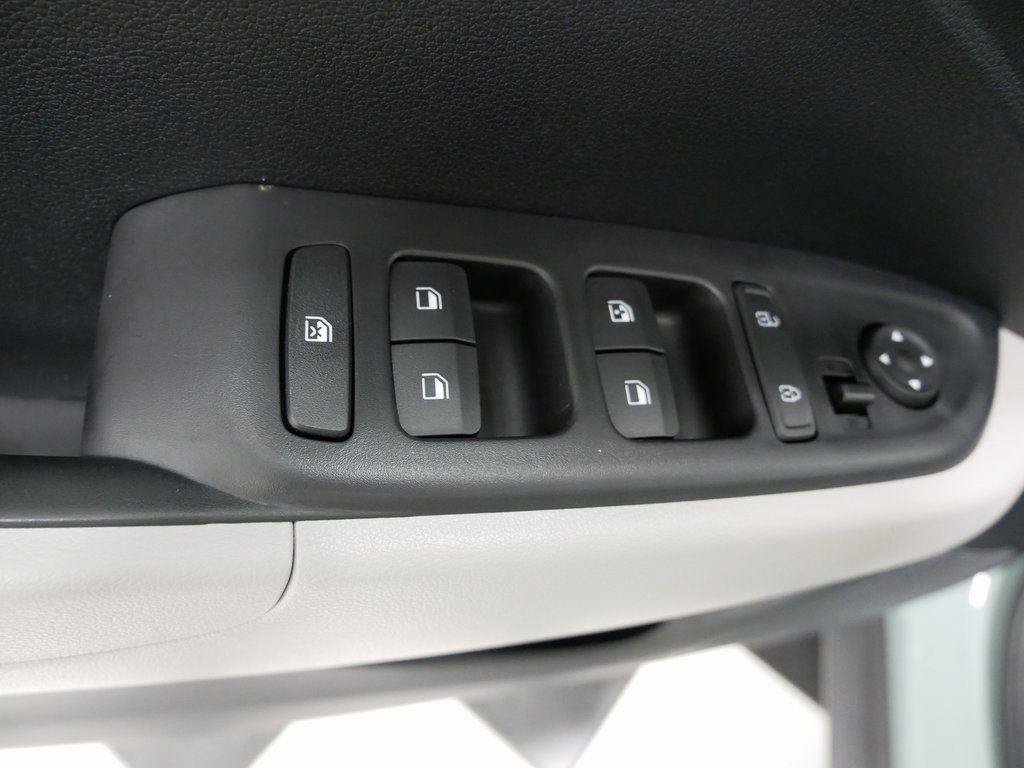 Used 2025 Hyundai Venue SEL FWD image 8