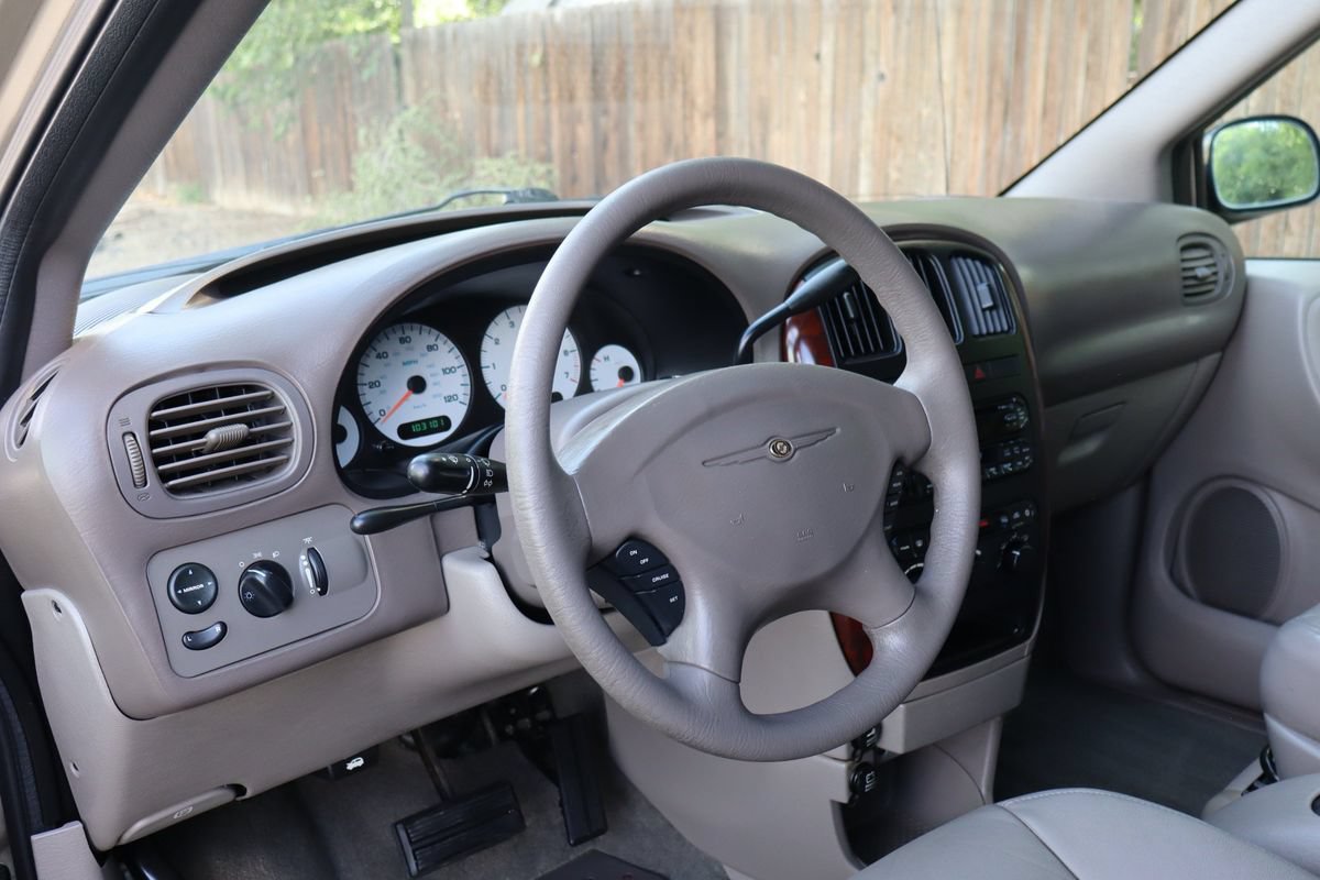 Used 2002 Chrysler Town & Country EX FWD image 15
