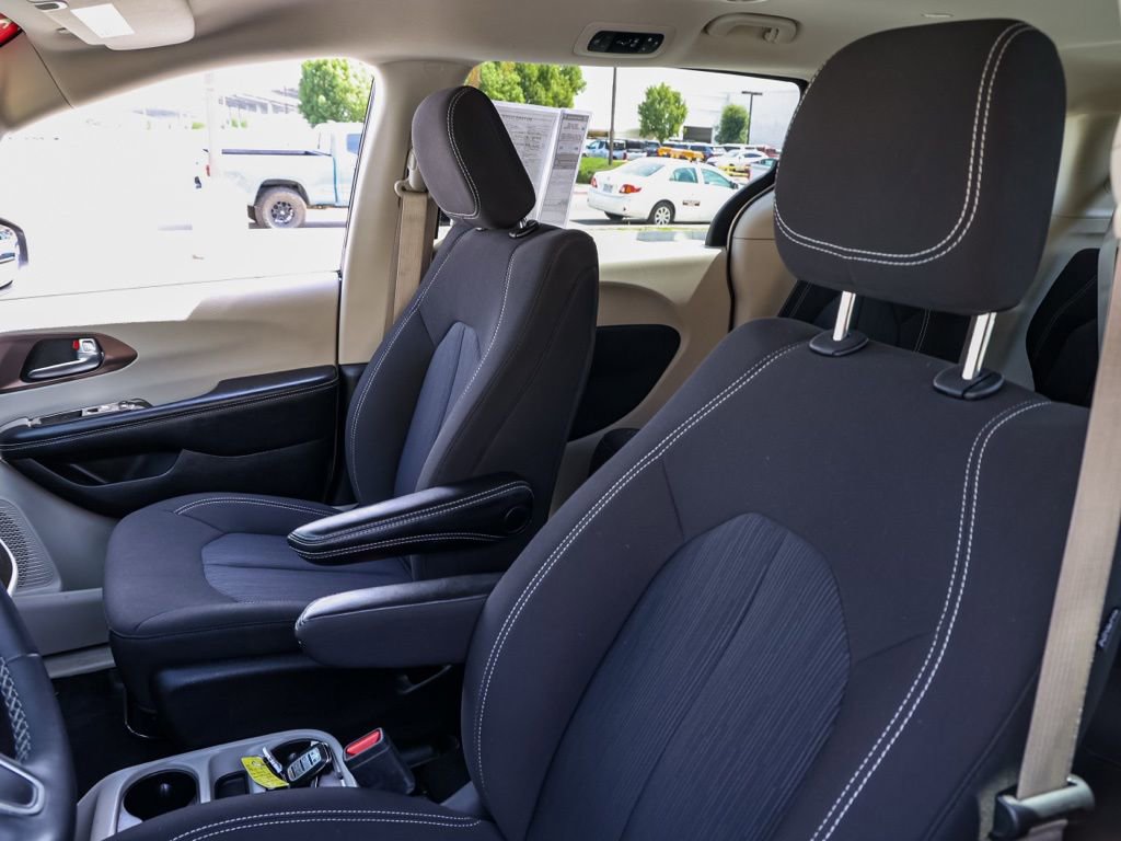 Used 2023 Chrysler Voyager LX image 15