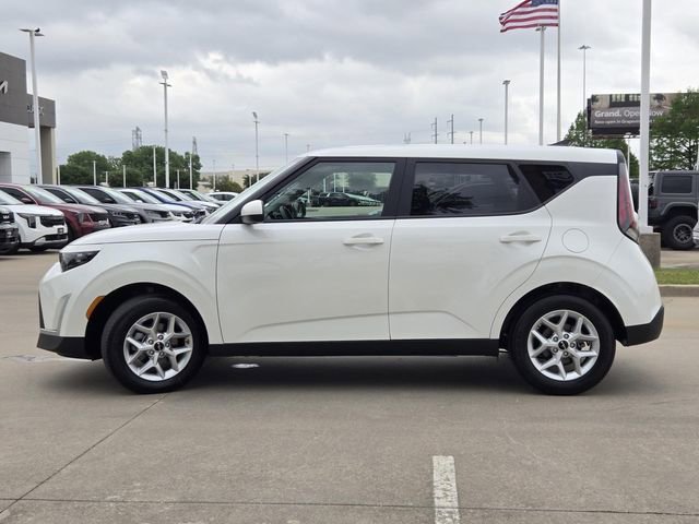 Used 2025 Kia Soul LX image 3