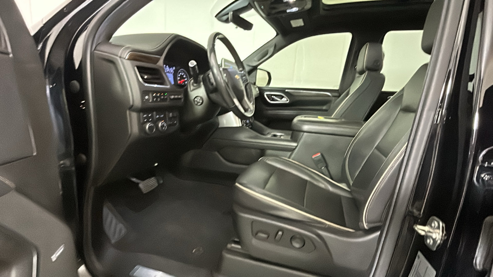 Used 2021 Chevrolet Tahoe Premier w/ Premium Package AWD/4WD image 12