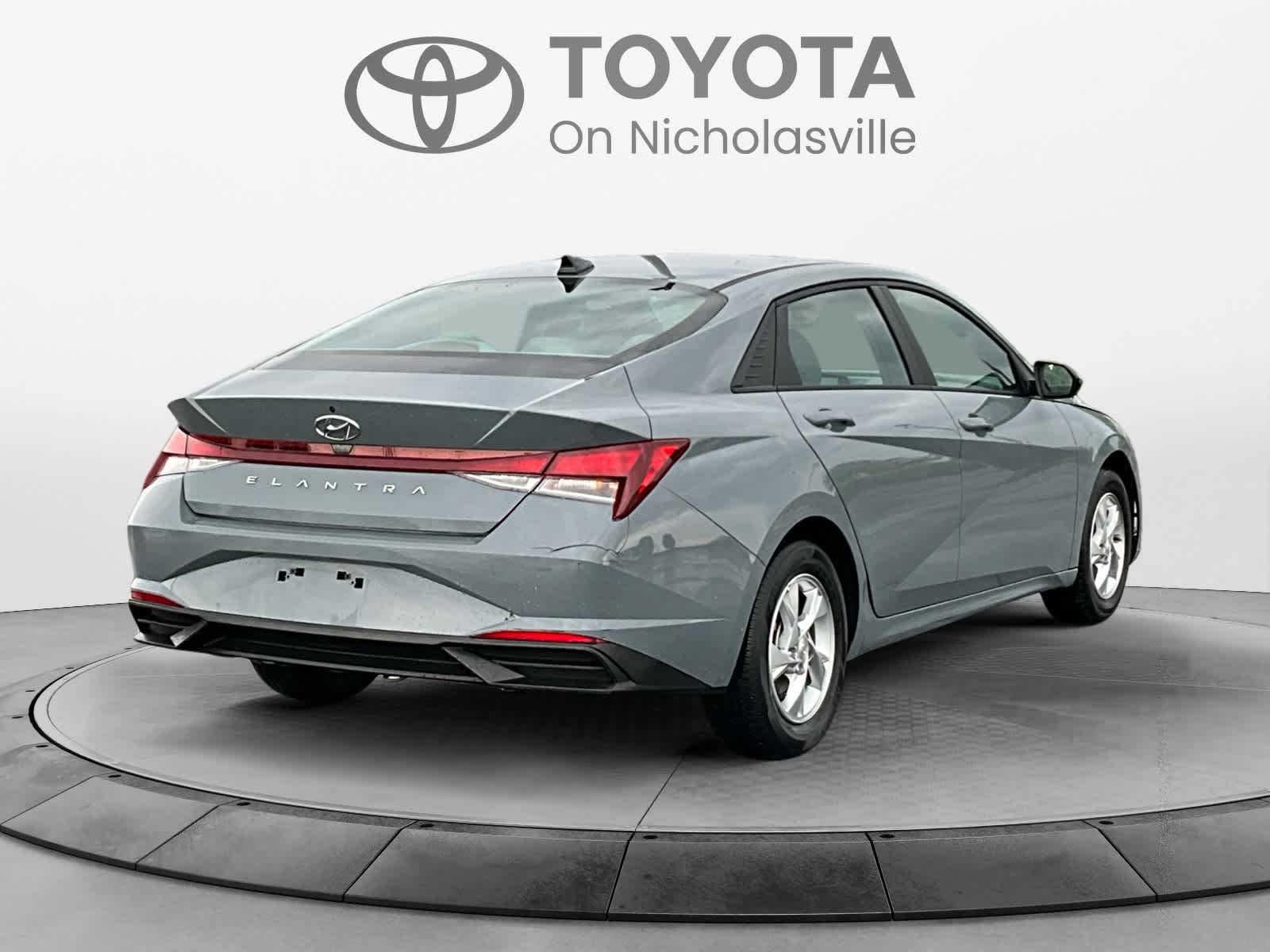 Used 2022 Hyundai Elantra SE FWD image 4