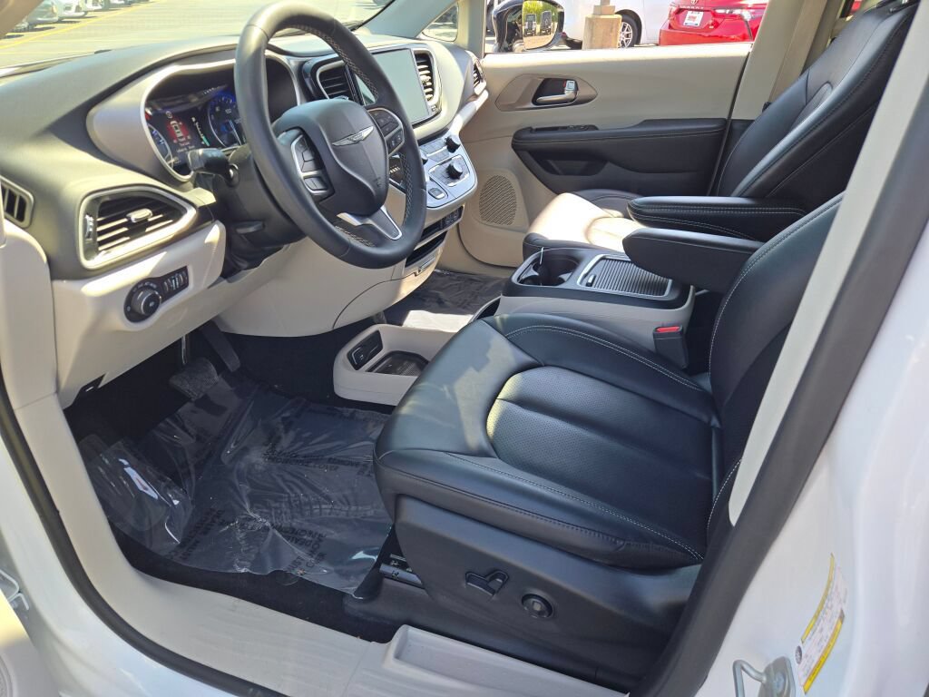 Certified 2024 Chrysler Pacifica Touring-L FWD image 28