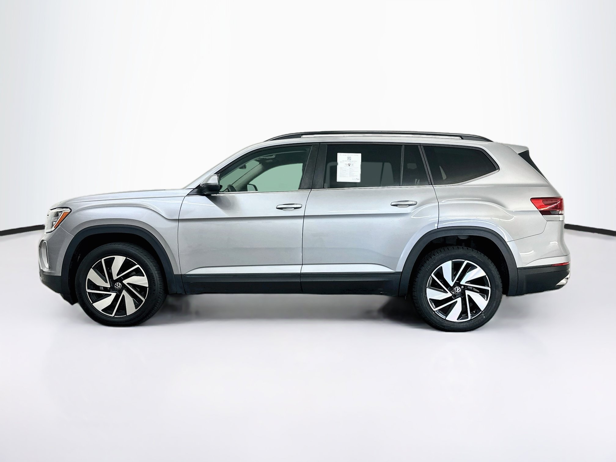 Used 2025 Volkswagen Atlas SE AWD/4WD image 4