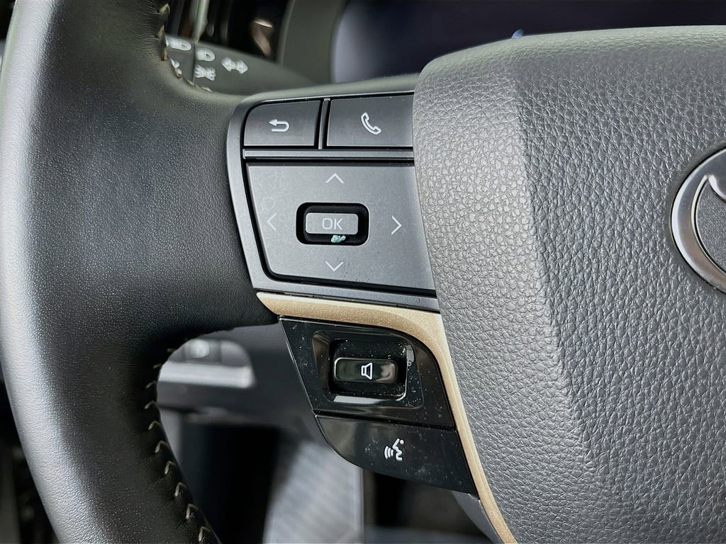 Used 2025 Toyota Crown XLE AWD/4WD image 15