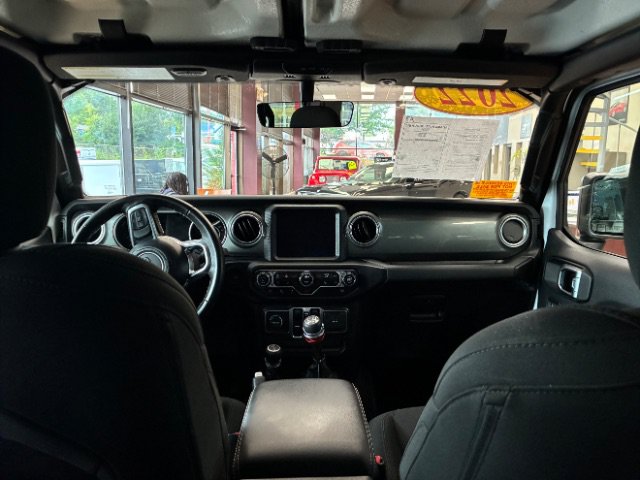 Used 2022 Jeep Wrangler Unlimited Sahara w/ Cold Weather Group AWD/4WD image 28