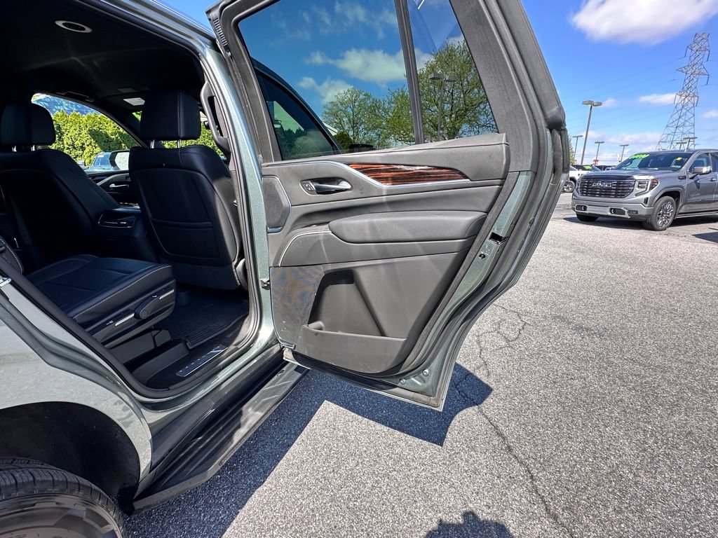 Used 2024 Cadillac Escalade Luxury AWD/4WD image 19