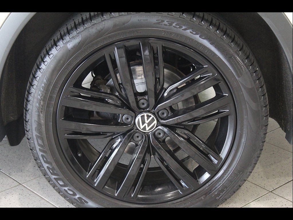 Used 2022 Volkswagen Tiguan SE R-Line AWD/4WD image 11