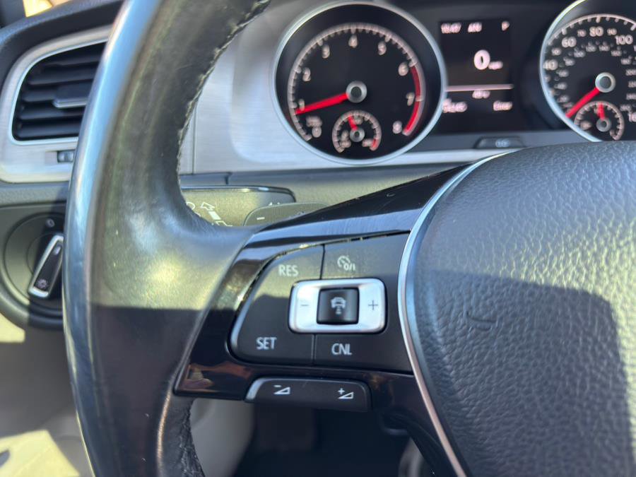 Used 2016 Volkswagen Golf SE image 18