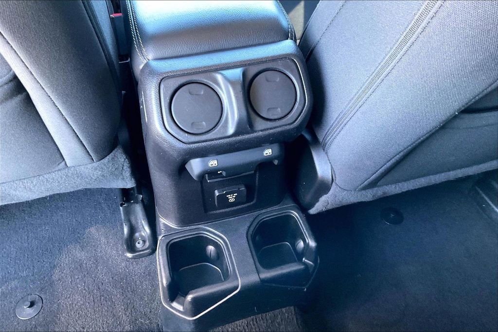 Used 2020 Jeep Wrangler Unlimited Sahara image 32