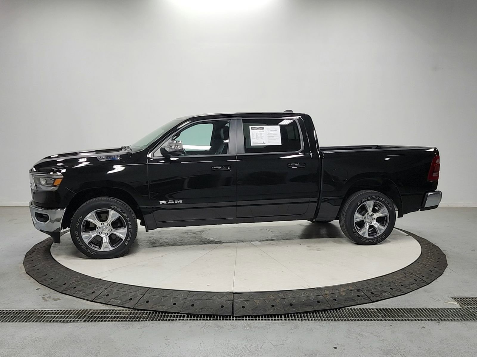 Used 2023 RAM 1500 Laramie AWD/4WD image 4