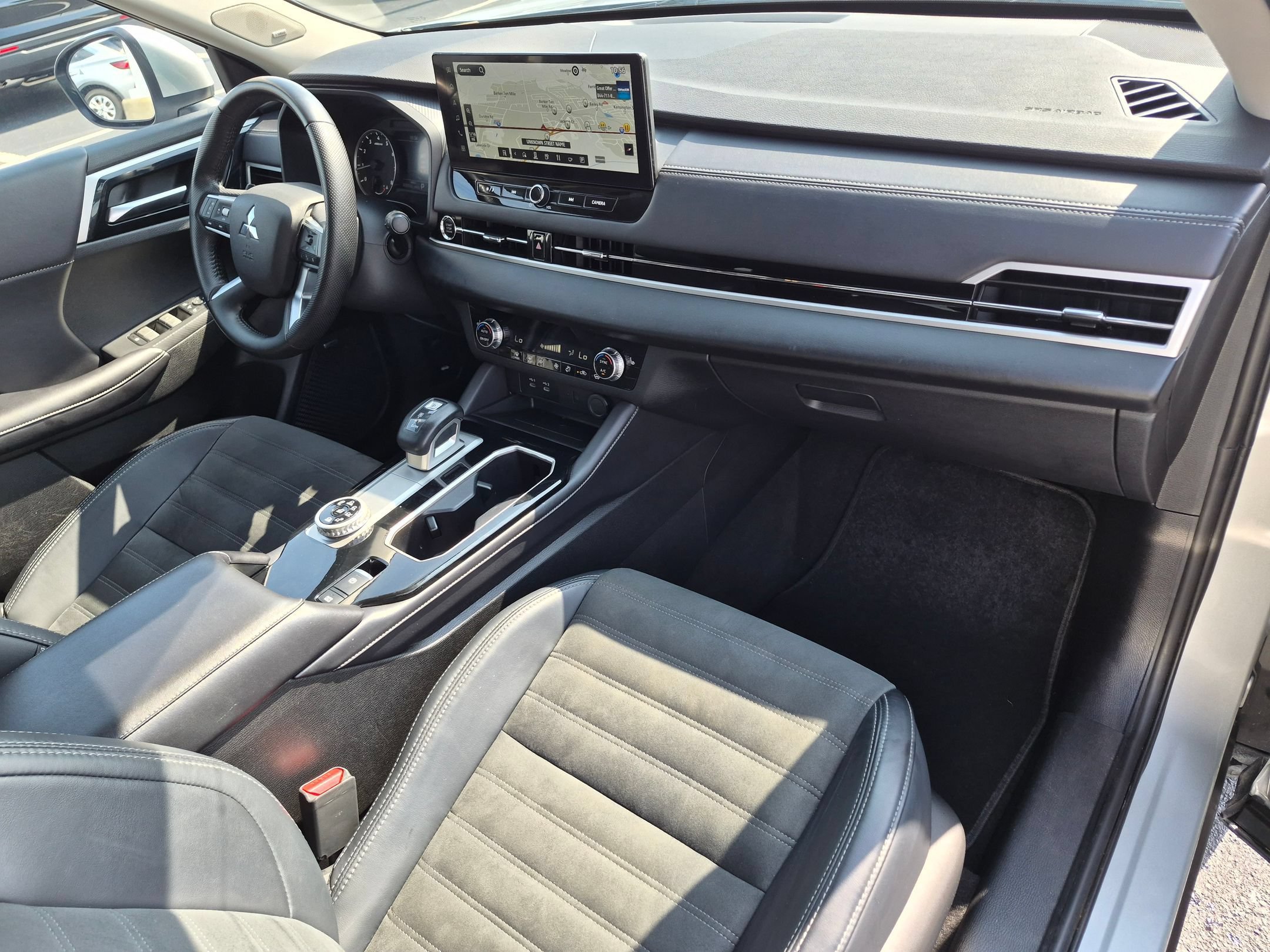 Used 2025 Mitsubishi Outlander AWD image 39