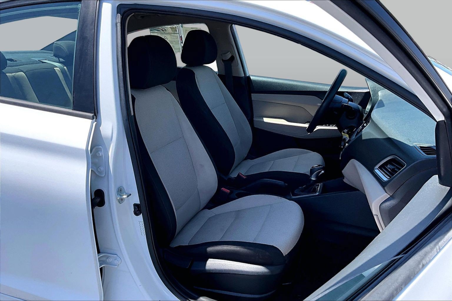 Used 2022 Hyundai Accent SE w/ Cargo Package FWD image 7