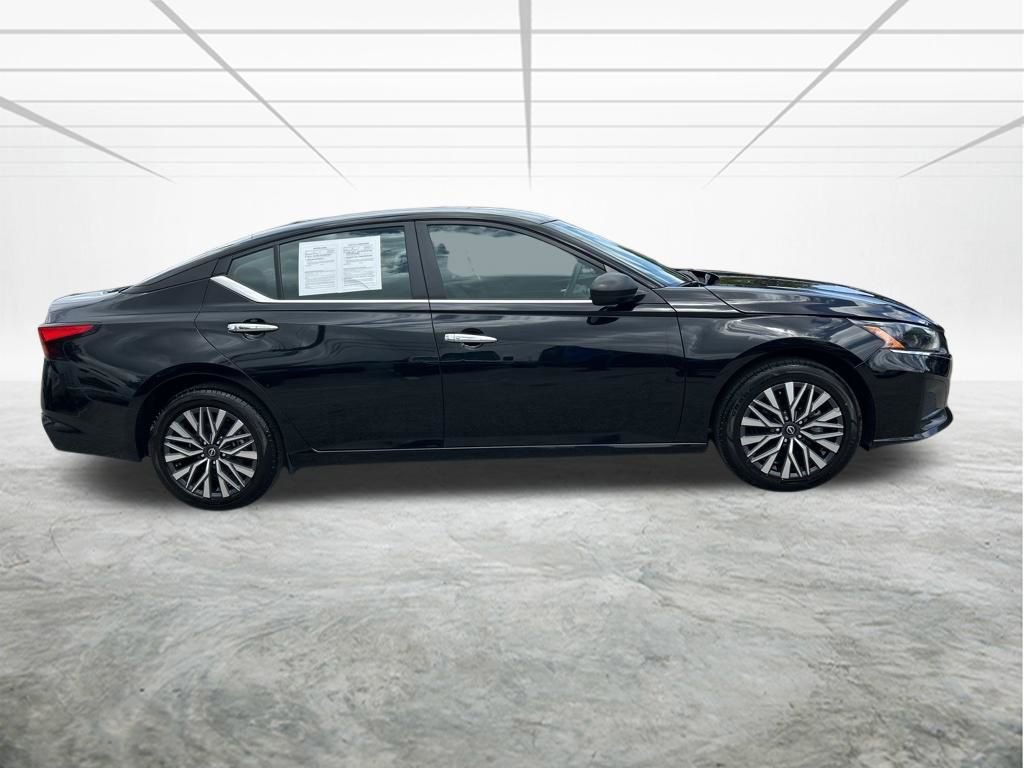 Used 2024 Nissan Altima 2.5 SV image 3