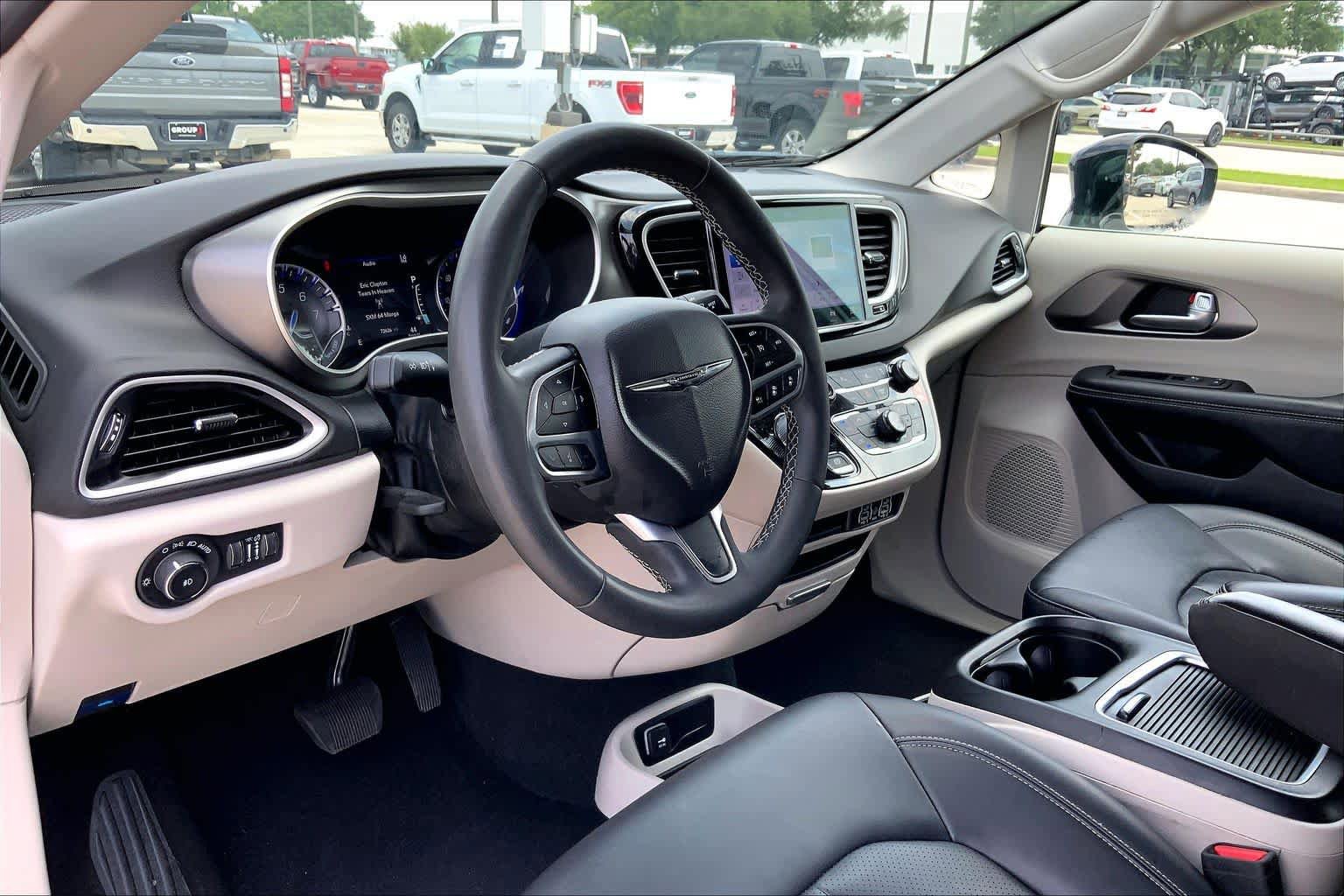 Used 2024 Chrysler Pacifica Touring-L FWD image 17