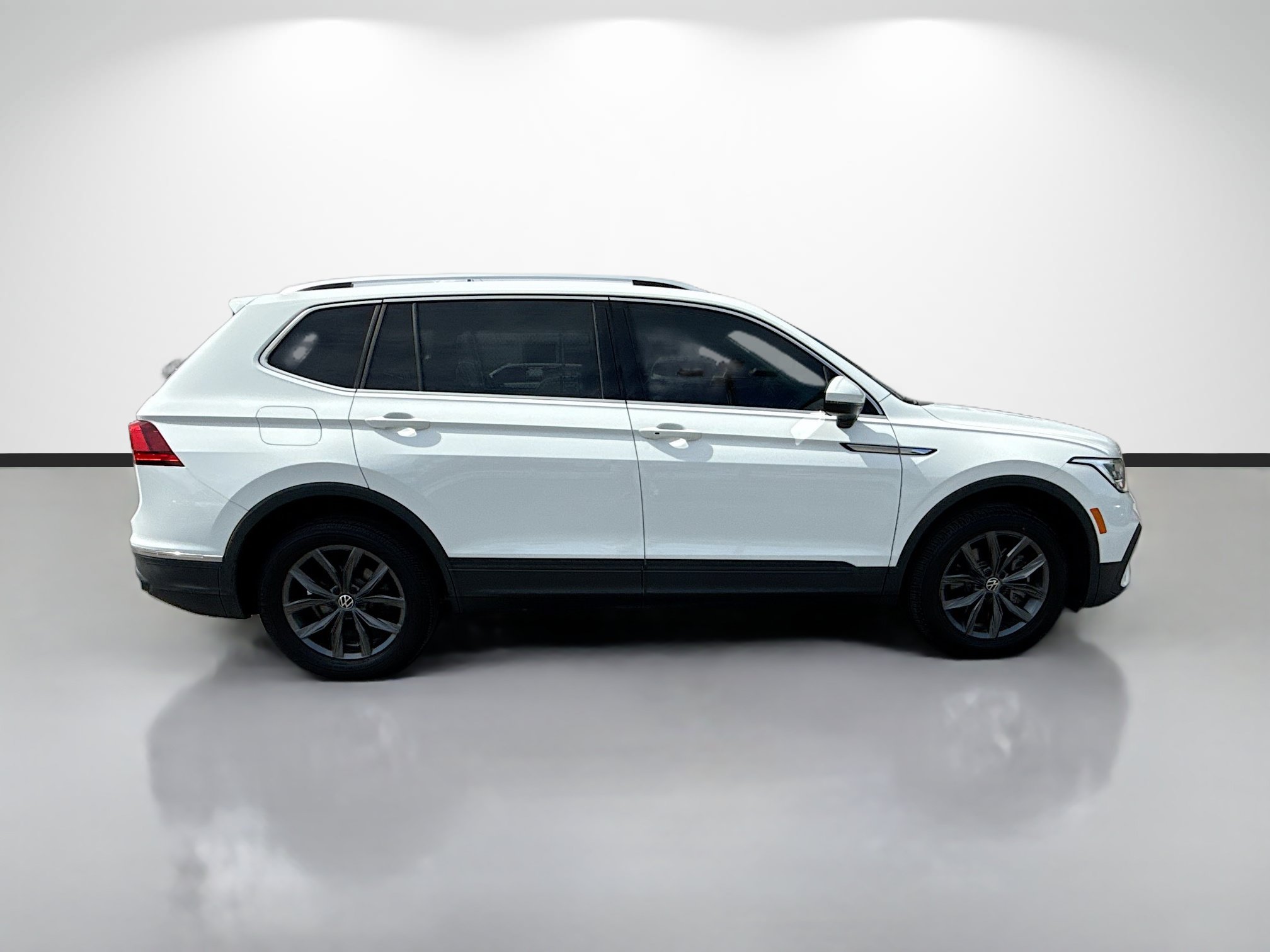 Used 2024 Volkswagen Tiguan SE FWD image 2