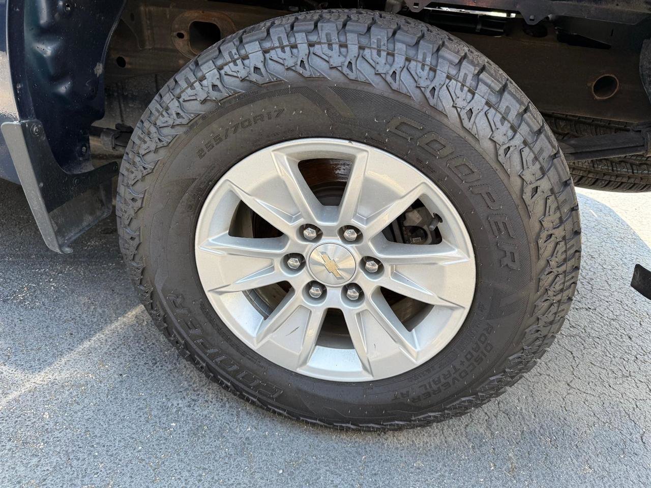 Used 2022 Chevrolet Silverado 1500 LT AWD/4WD image 3