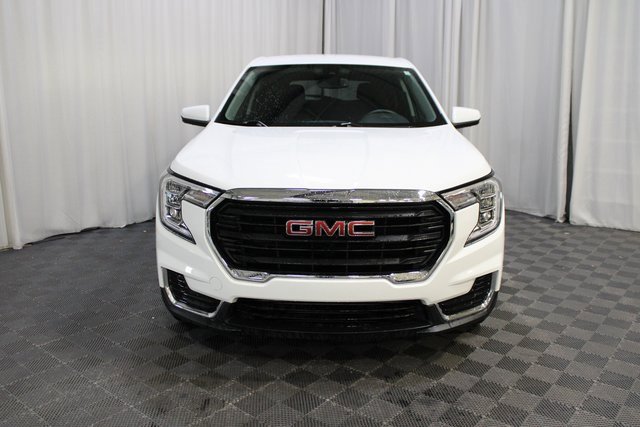 Used 2023 GMC Terrain SLE image 2