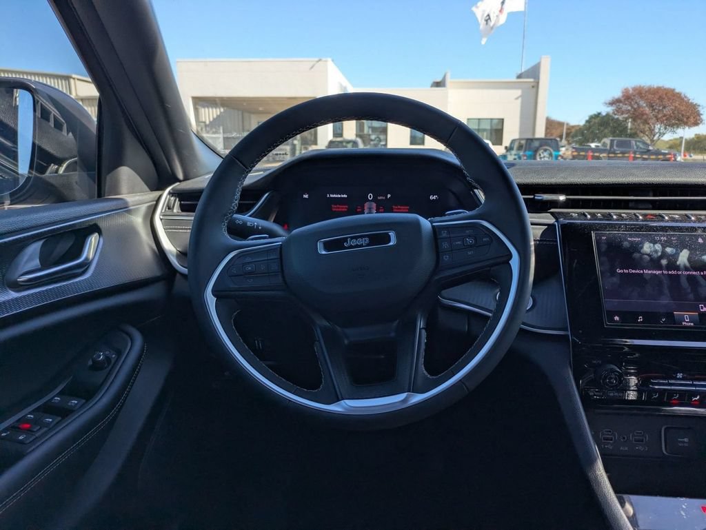 Used 2025 Jeep Grand Cherokee Laredo X RWD image 10