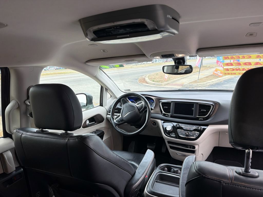 Used 2019 Chrysler Pacifica Touring-L w/ Tire & Wheel Group image 7