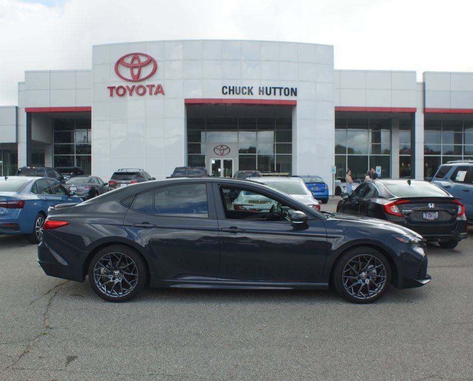 Used 2025 Toyota Camry SE w/ Convenience Package FWD image 1