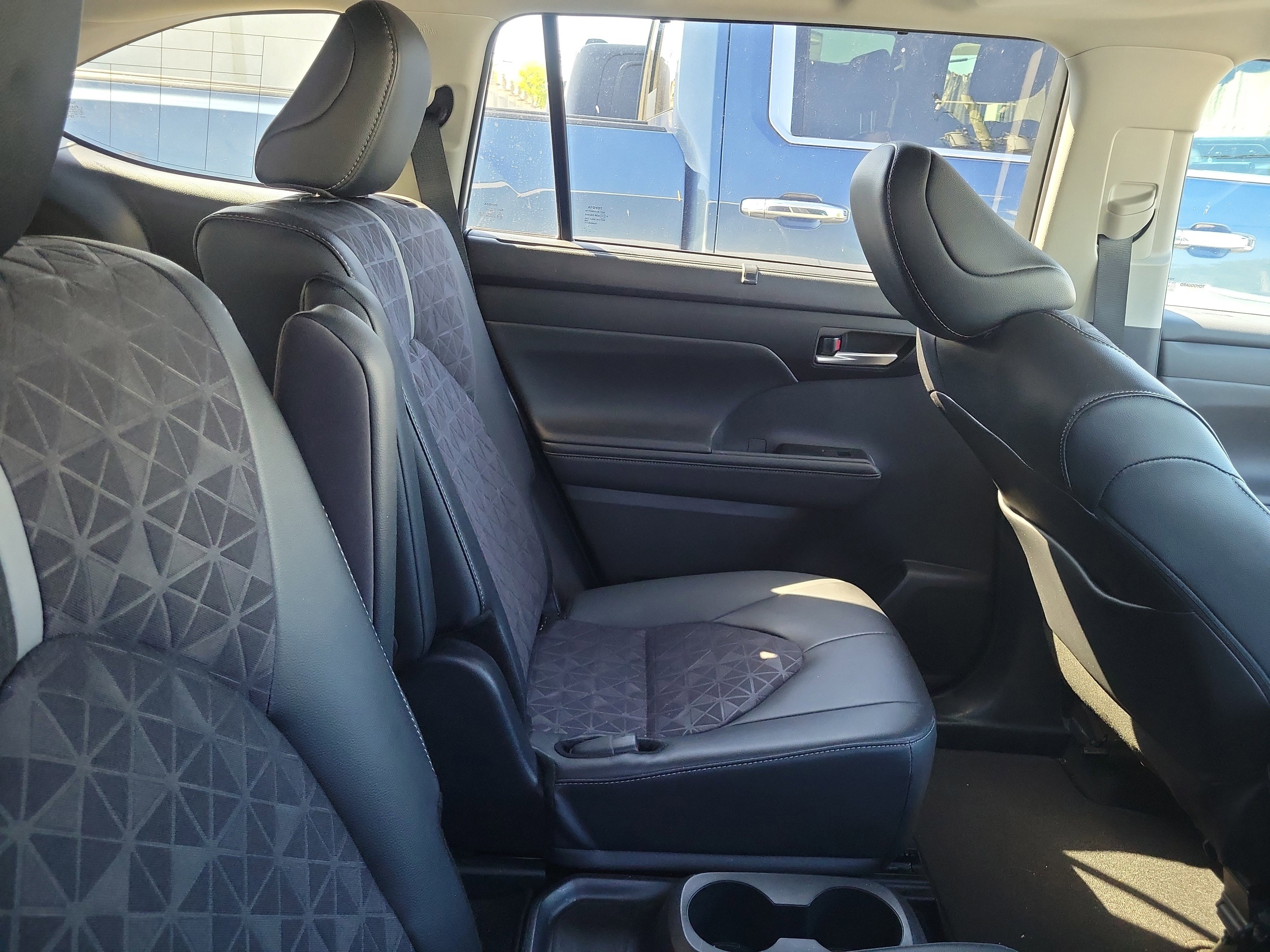 Used 2025 Toyota Highlander XLE AWD/4WD image 8