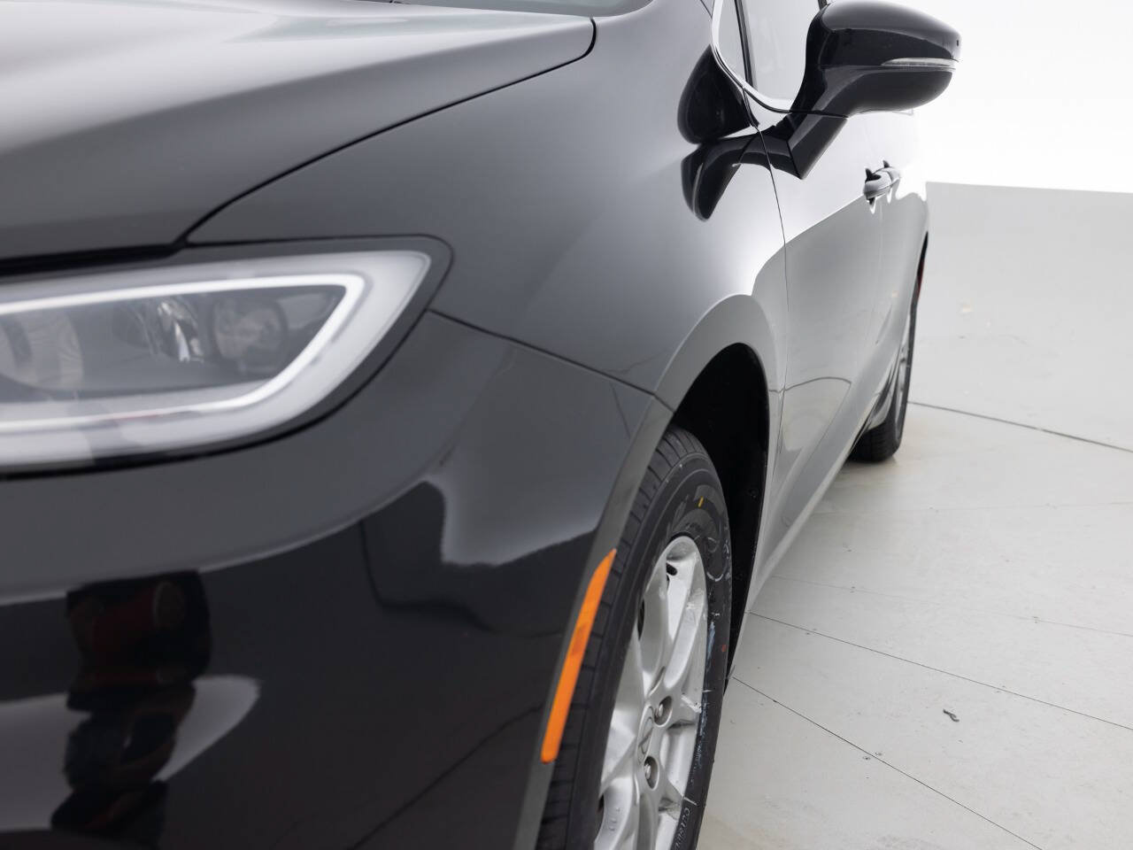 Used 2021 Chrysler Pacifica Touring FWD image 12