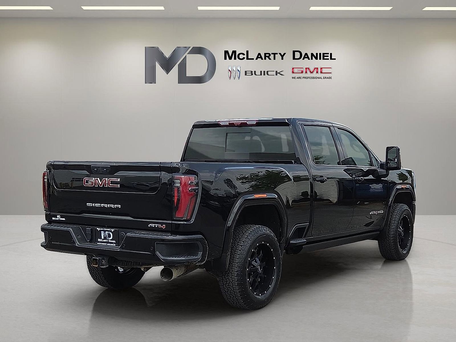 Used 2025 GMC Sierra 2500 AT4 w/ AT4 Premium Plus Package AWD/4WD image 5