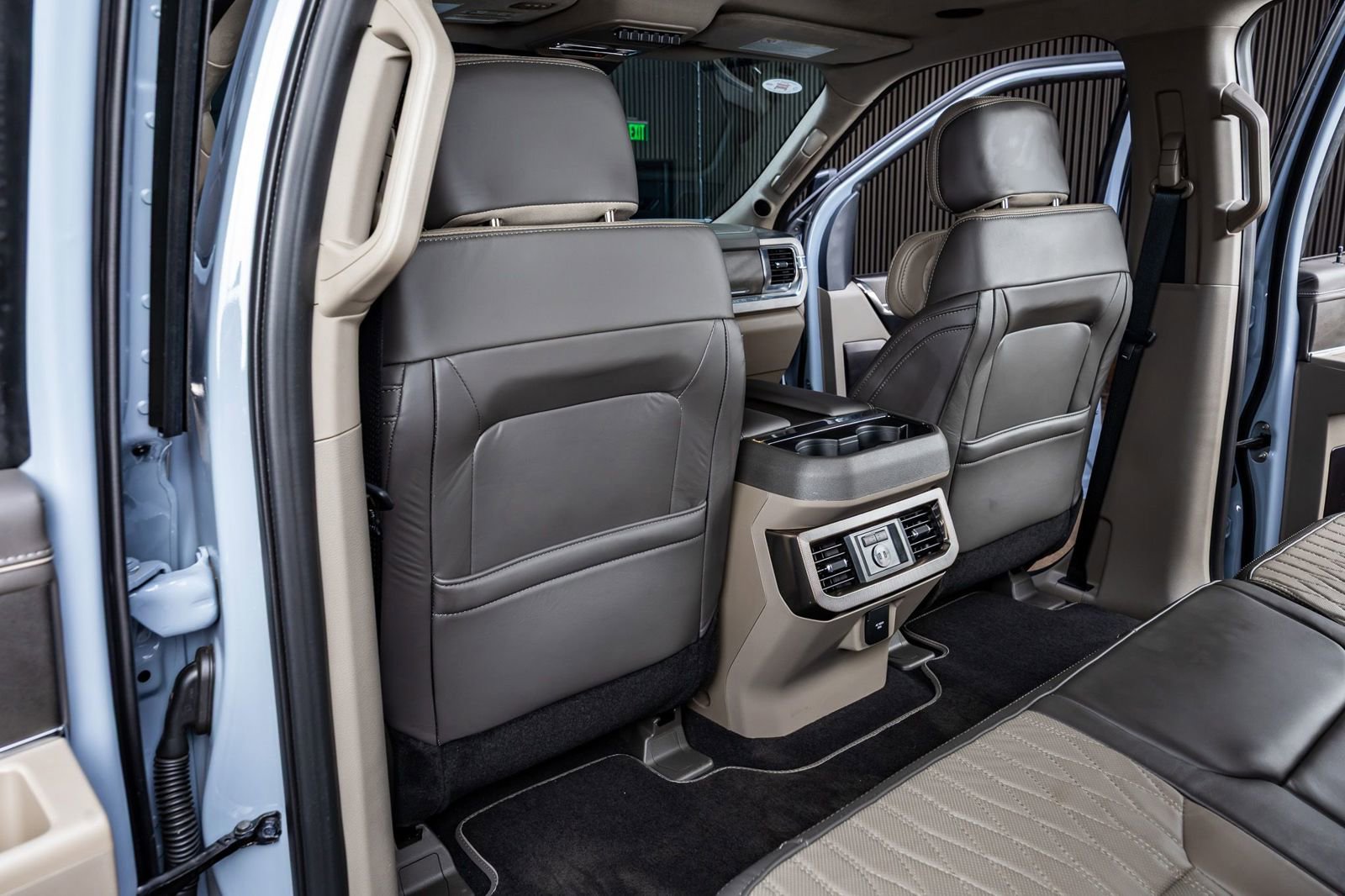 Used 2025 Ford F450 Platinum w/ Platinum Plus Package image 34