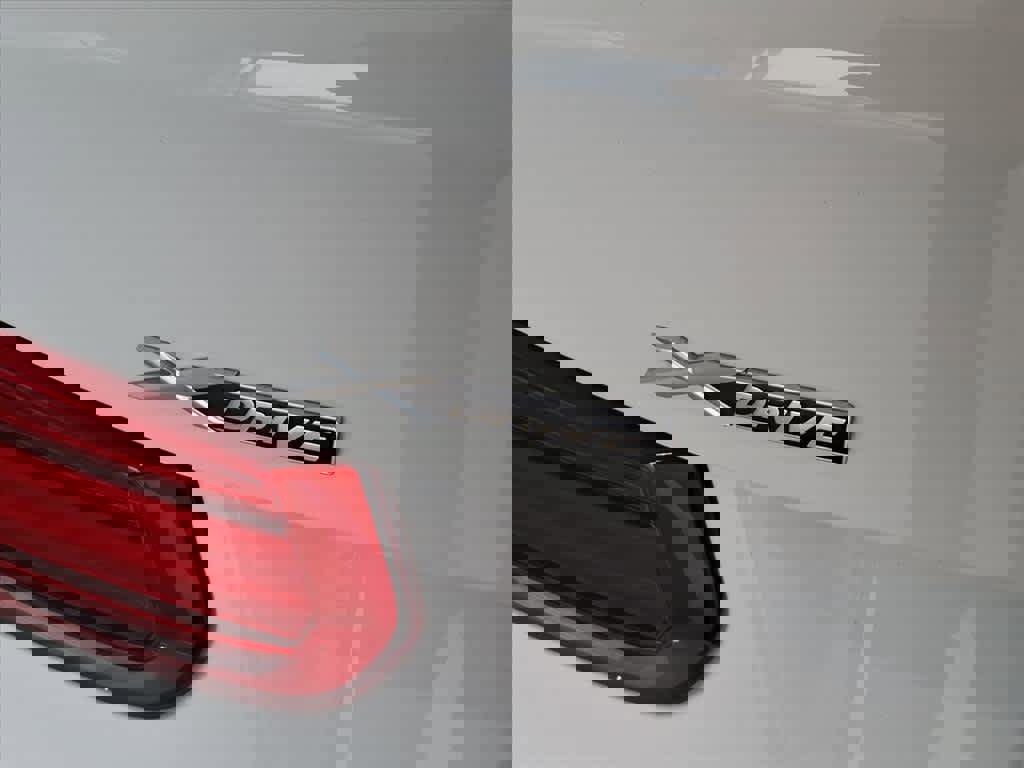 Used 2018 BMW 320i xDrive Sedan w/ Convenience Package image 18