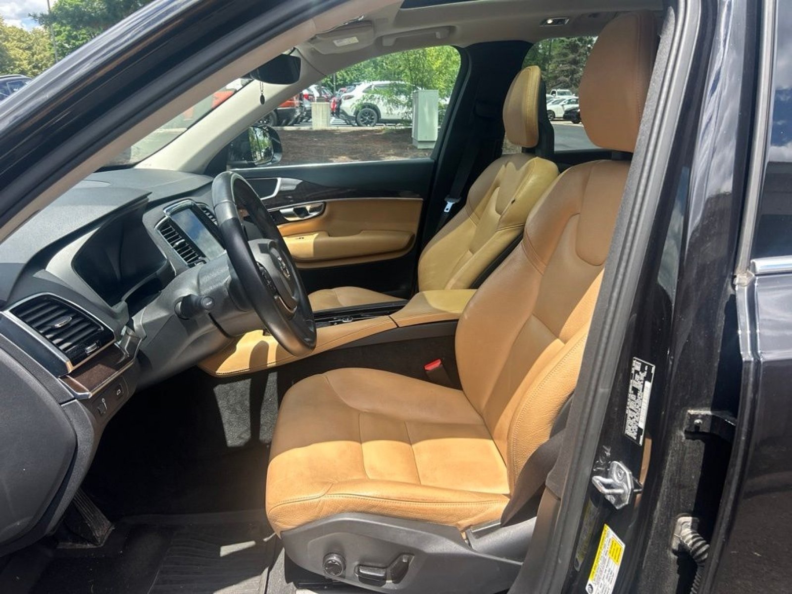 Used 2016 Volvo XC90 T6 Momentum w/ Momentum Plus Package AWD/4WD image 17