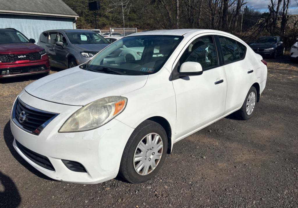 Used 2012 Nissan Versa SV image 1