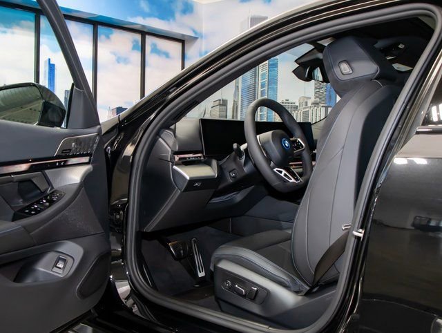 Used 2026 BMW 550e xDrive w/ Premium Package image 13