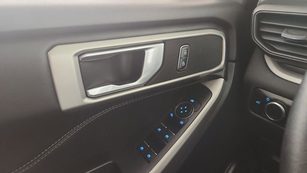Used 2023 Ford Explorer XLT image 15