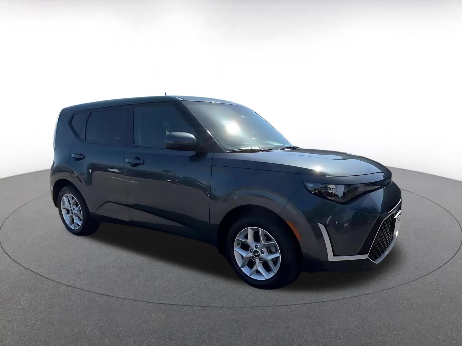 Used 2025 Kia Soul LX w/ LX Technology Package FWD image 2