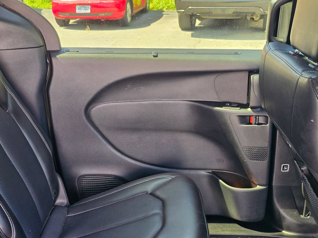 Used 2025 Chrysler Pacifica Select FWD image 46