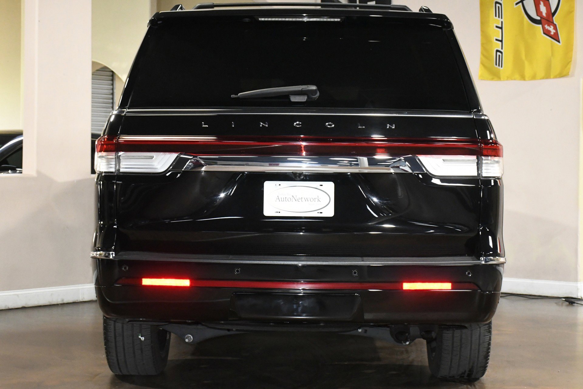 Used 2023 Lincoln Navigator Reserve image 2